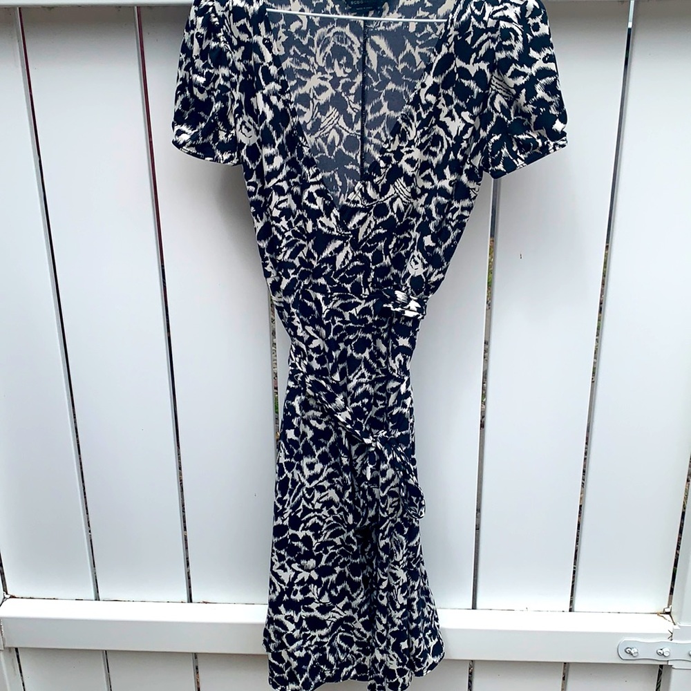 BCBG MAXAZARIA wrap dress size small bold black and white